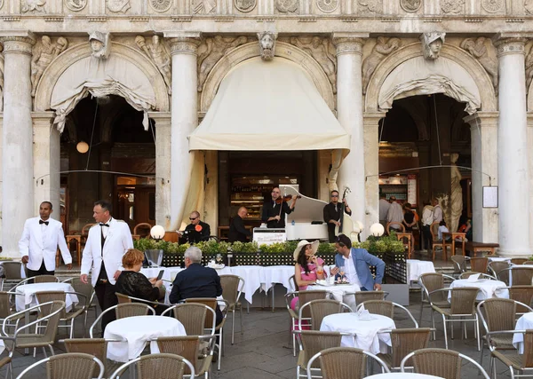 Pessoas no café na Praça de San Marco em Veneza. — Fotografia de Stock