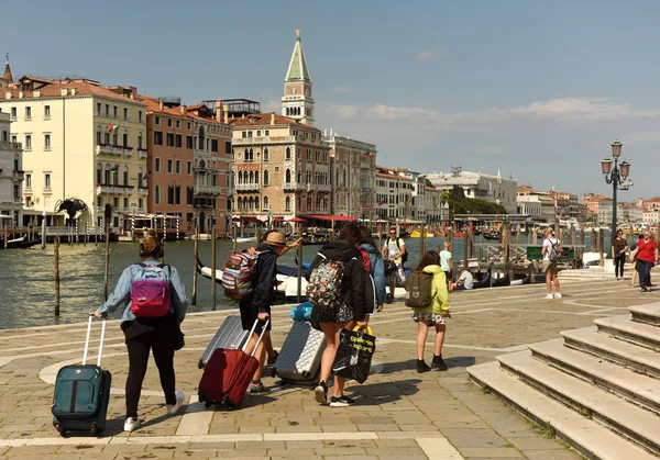 Touristes près de Gran Canal à Venise . — Photo