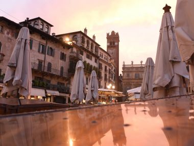 Piazza delle Erbe ve Gardello tower adlı arka planda Verona Merkezi city, İtalya