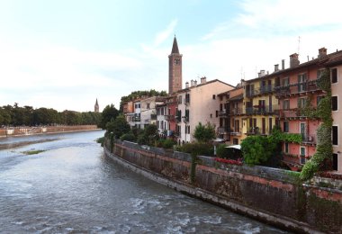 Verona cityscape ile Sant' Anastasia Kilisesi (Campanile Sant Anastasia) ve Adige Nehri, Verona, İtalya
