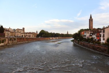 Verona cityscape ile Sant' Anastasia Kilisesi (Campanile Sant Anastasia) ve Adige Nehri, Verona, İtalya