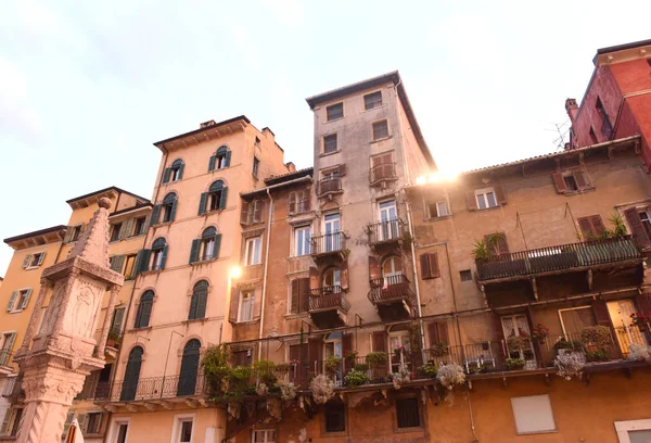 Bâtiments à Piazza delle erbe (Place du marché) à Vérone, Italie . — Photo