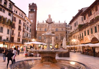 Madonna Verona (bizim Lady Verona Çeşmesi) çeşme heykeli ile Palazzo Maffei ve Gardello tower adlı arka plan üzerinde Piazza delle Erbe Verona, İtalya.