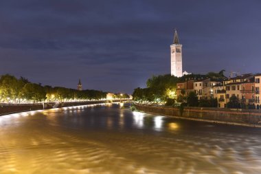 Verona cityscape Sant ile gece ' Anastasia Kilisesi (Campanile Sant Anastasia) ve Adige Nehri, Verona, İtalya