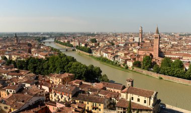 Verona panorama ile Sant' Anastasia Kilisesi (Campanile Sant Anastasia) ve Adige Nehri, Verona, İtalya