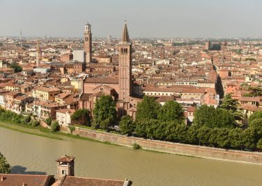 Verona cityscape ile Sant' Anastasia Kilisesi (Campanile Sant Anastasia) ve Adige Nehri, Verona, İtalya