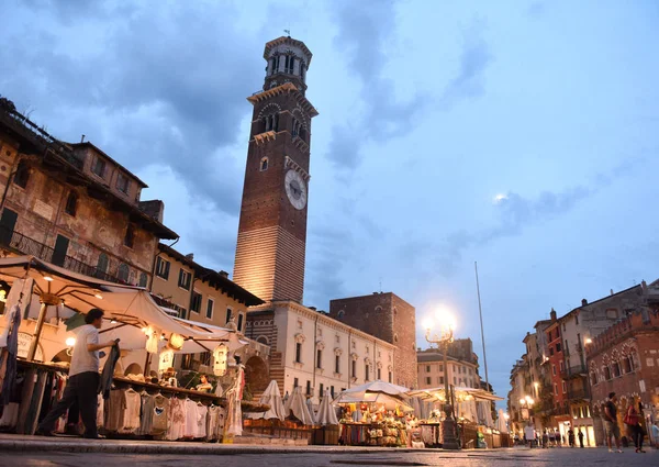Piazza delle erbe (praça do mercado) e torre Lamberti em Verona, Itália . — Fotografia de Stock