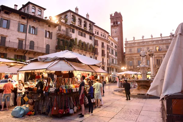 Pessoas na Piazza delle erbe e em Verona, Itália . — Fotografia de Stock