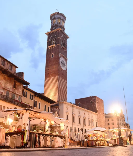 Piazza delle erbe (praça do mercado) e torre Lamberti em Verona, Itália . — Fotografia de Stock