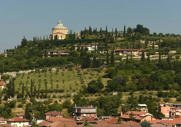 Santuario de Nuestra Señora de Lourdes Santuario della Madonna di Lourdes, Verona, Italia — Foto de Stock