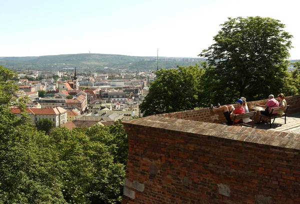 Turisté v hradu Špilberk v Brně, Česká republika — Stock fotografie