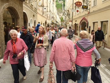 Salzburg, Avusturya - 2 Haziran, 2017: İnsanlar sokakta Salzburg.