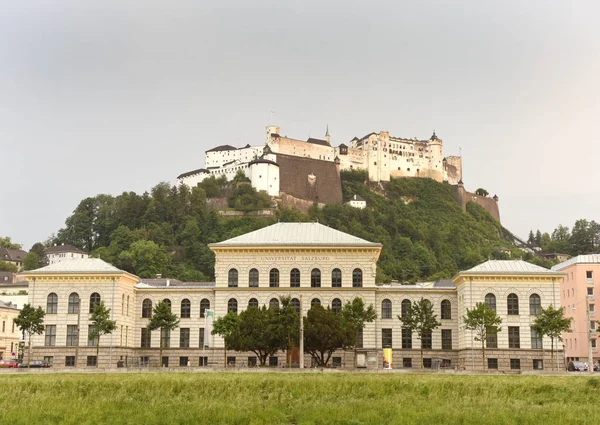 Universidad y fortaleza de Salzburgo Hohensalzburg, Austria — Foto de Stock