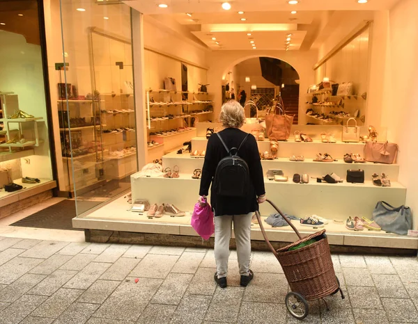 Woman near the shoe store in the center of Salzburg. — Stock Photo, Image