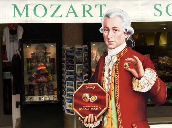 Figura de Mozart cerca de una tienda de recuerdos en Salzburgo . — Foto de Stock