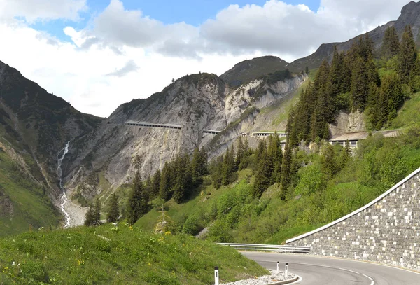 Estrada nas montanhas austríacas, Áustria — Fotografia de Stock