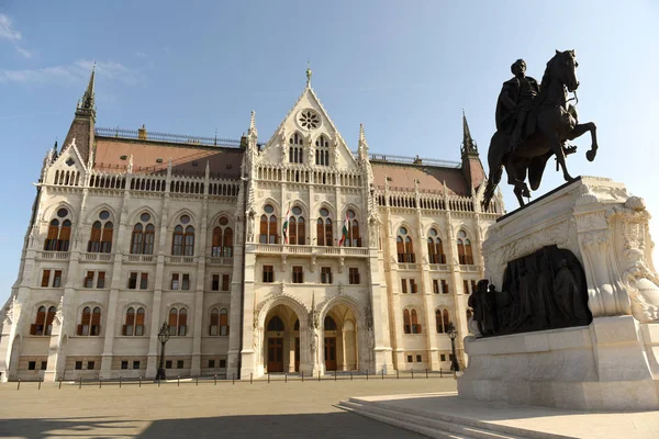 Estatua de Gyula Andrassy y edificio del Parlamento en Budapest, Hungari — Foto de Stock