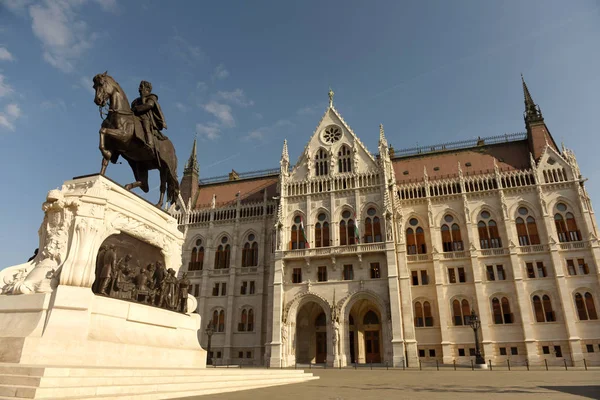 Statue von gyula andrassy und Parlamentsgebäude in Budapest, Ungarn — Stockfoto