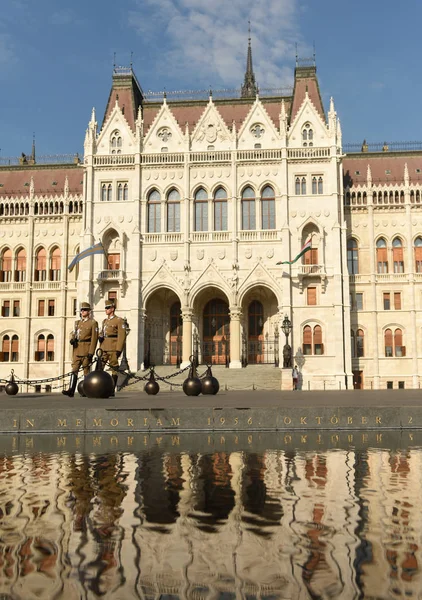 Haupteingang des ungarischen Parlamentsgebäudes in Budapest. — Stockfoto