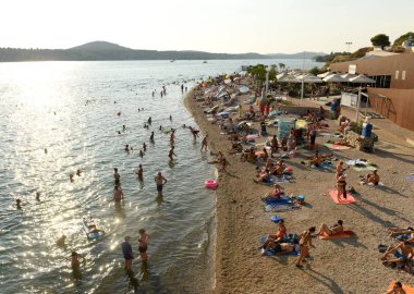 Sibenik, Hırvatistan - 18 Ağustos 2017: İnsanların dinlenme Sahilde 