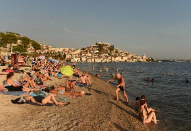 Turistlere rahatlatıcı sahil yakınında eski şehir Sibenik, Hırvatistan.