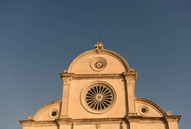 Turistlere rahatlatıcı sahil yakınında eski şehir Sibenik, Hırvatistan.