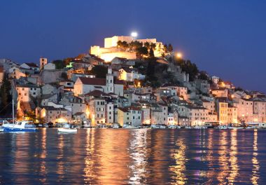 Sibenik kente, gece, Hırvatistan