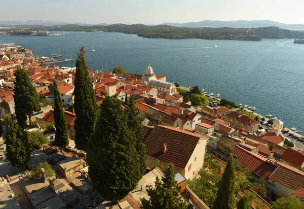 Sibenik stary widok miasta z St. James Cathedral i zatokę, Chorwacja — Zdjęcie stockowe