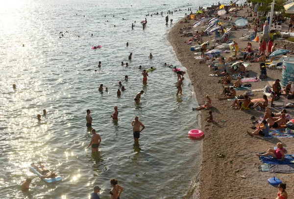 Sibenik, Hırvatistan - 18 Ağustos 2017: İnsanların dinlenme Sahilde 