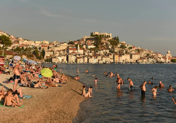 Туристи відпочинку на березі моря недалеко від Старого міста Шибеник, Хорватія. — стокове фото