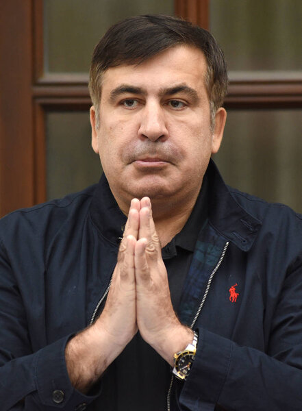  Экс-президент Грузии Михаил Саакашвили выступил перед СМИ возле своего отеля в центре Львова 12 сентября 2017 года
.