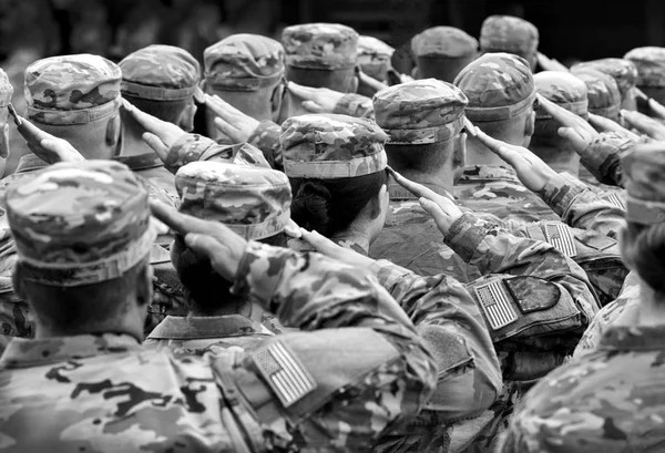 Soldats américains saluant, BW — Photo