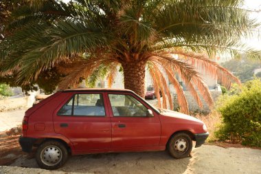 Bir Akdeniz Adası üzerinde eski araba