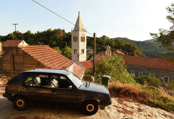 Antiguo coche en la isla mediterránea de Lastovo, Croacia — Foto de Stock