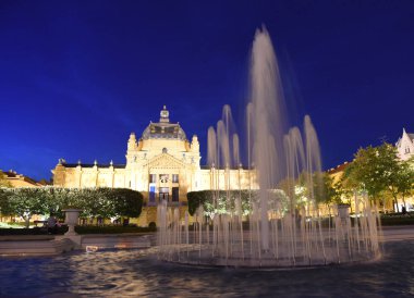 Çeşme LEDENI park ve sanat pavyon geceleri Zagreb, Hırvatistan