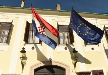 AB bayrağı ve Hırvat (Vlada Republike Hrvatske) Zagreb'de hükümet Hırvat bayrak.