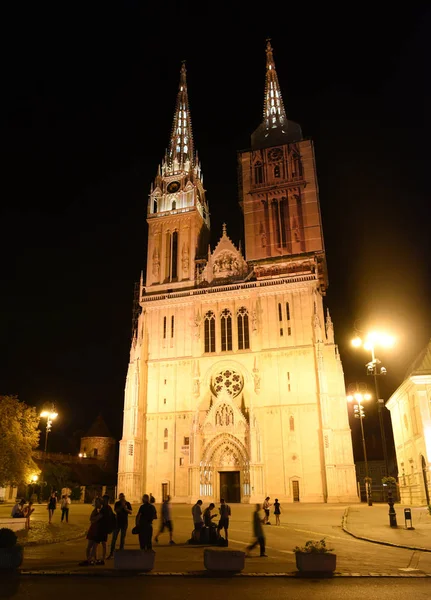 Santa Maria pilar e Catedral de Zagreb à noite em Zagreb, Croácia — Fotografia de Stock