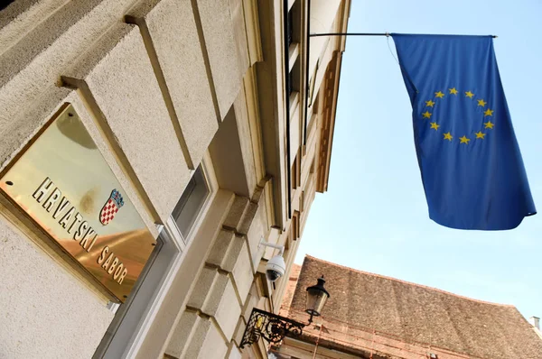 Прапор ЄС на Хорватська будівлі ВРУ (ухвалений Сабор) у Загребі. — стокове фото
