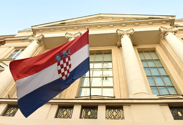 在克罗地亚议会大楼 (Hrvatski sabor) 在萨格勒布的克罗地亚国旗. — 图库照片