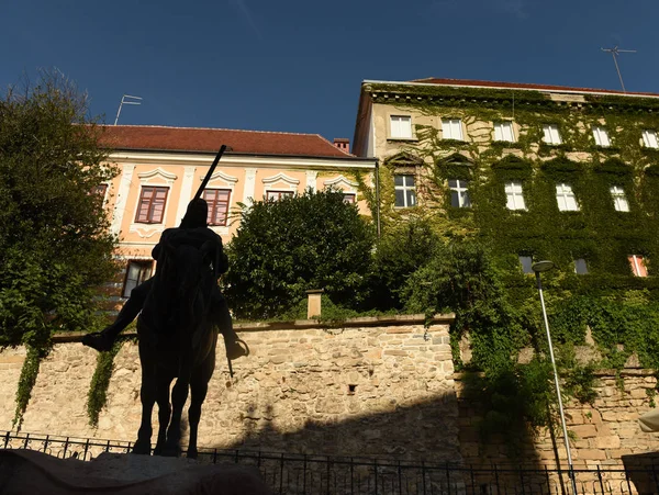 Το άγαλμα του Αγίου Γεωργίου slains Δράκου, Ζάγκρεμπ, Κροατία. — Φωτογραφία Αρχείου