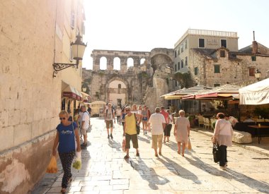 İnsanlar centr Split şehir içinde,