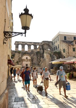 İnsanlar centr Split şehir içinde,