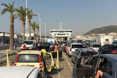 Bağlantı noktası, Split, Hırvatistan yatılı feribot için bekleyen arabalar.