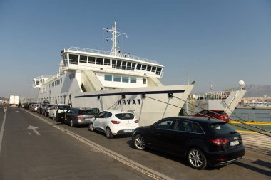 Bağlantı noktası, Split, Hırvatistan yatılı feribot için bekleyen arabalar.