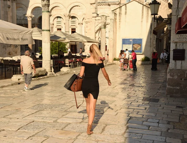 S Pessoas no centro da cidade de Split , — Fotografia de Stock