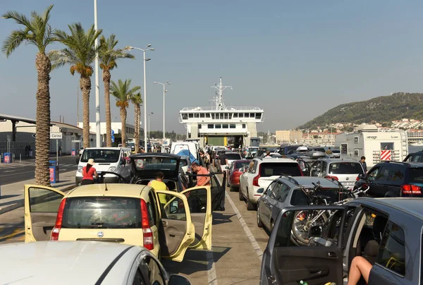 Bağlantı noktası, Split, Hırvatistan yatılı feribot için bekleyen arabalar.