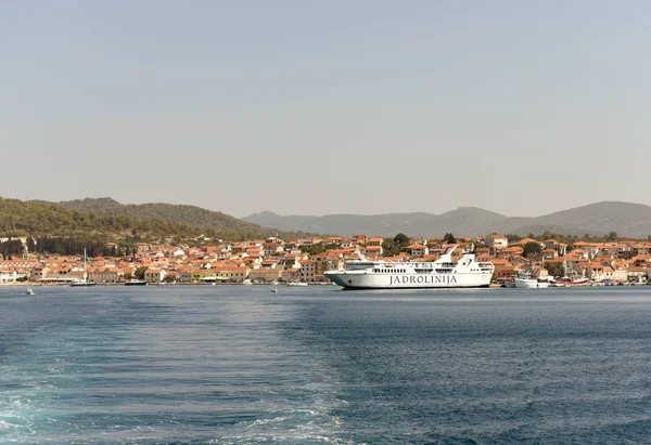 Феррі Jadrolinija в порту Вела Лука на острові Корчула, Хорватія — стокове фото