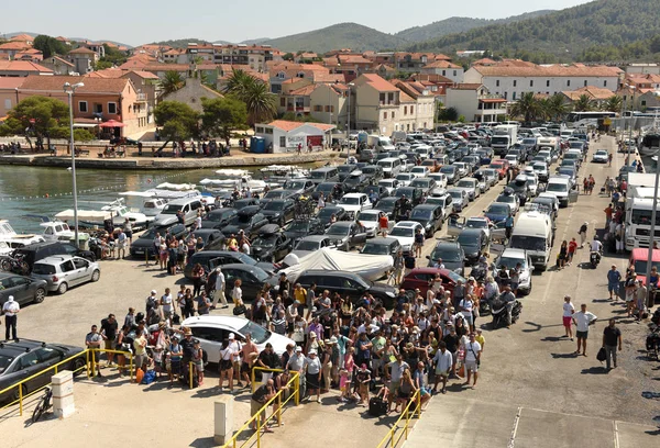 Coches y personas esperando embarque en ferry en el puerto de Vela Luka en la isla de Korcula, Croacia . — Foto de Stock