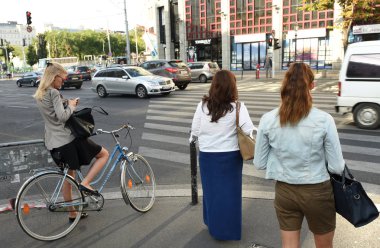 İnsanlar sokakta Budapeşte. 