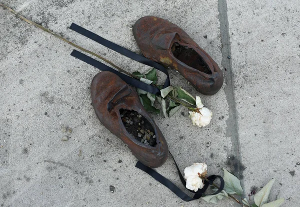 Schuhe am Donauuferdenkmal für jüdische Menschen, die während des Zweiten Weltkriegs in Budapest von Faschisten ermordet wurden. — Stockfoto